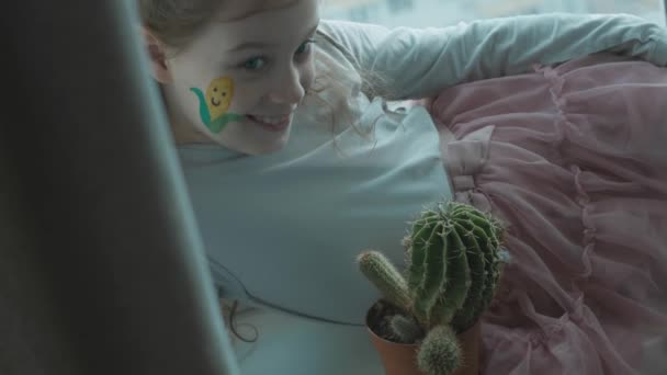 かわいい陽気な女の子の顔にコーンとトラクターの図面 鍋にカクテルを持っている 農業コンセプト — ストック動画