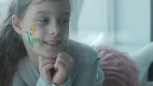 Щаслива Дівчинка Кукурудзяними Тракторними Малюнками Обличчі Концепція Сільського Господарства — стокове відео
