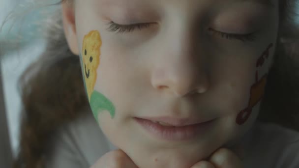 玉米和拖拉机画在一个可爱的快乐的女孩的脸上 睁开美丽的蓝眼睛 农业概念 — 图库视频影像