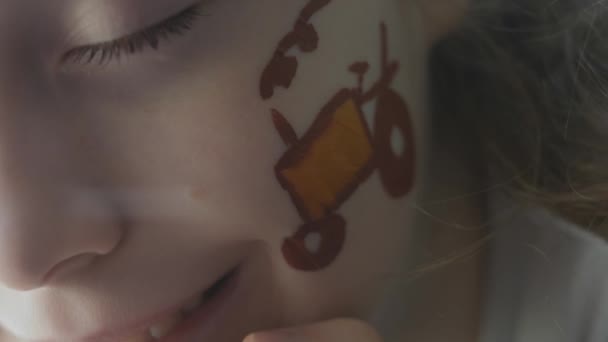 Трактор Малює Обличчі Милої Веселої Дівчини Відкриваючи Красиві Блакитні Очі — стокове відео