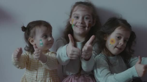 Trzy Słodkie Wesołe Dziewczynki Rysunkami Temat Rolnictwa Pokazuję Super Znak — Wideo stockowe