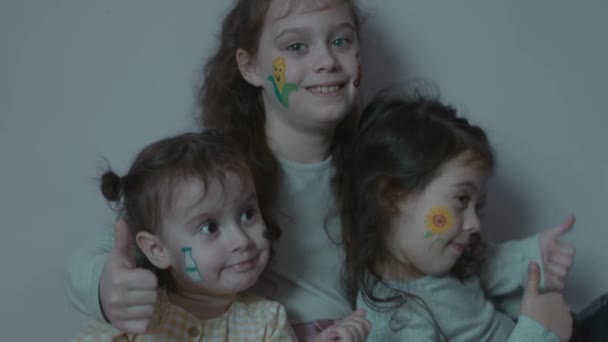 Trzy Słodkie Wesołe Dziewczynki Rysunkami Temat Rolnictwa Pokazuję Super Znak — Wideo stockowe