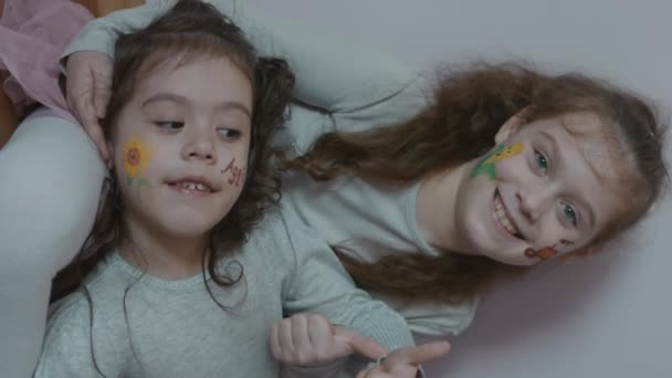 Δύο Χαριτωμένα Χαρούμενα Κοριτσάκια Ζωγραφιές Στο Θέμα Της Γεωργίας Δείχνω — Αρχείο Βίντεο