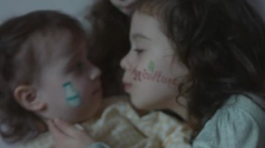 Tarım temasında çizimleri olan üç sevimli, neşeli küçük kız. Bir kız kardeş diğerini öpmek ister. Tarım kavramı