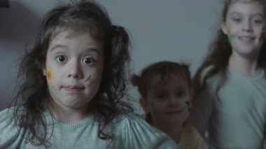 Tarım temasında çizimleri olan üç sevimli, neşeli küçük kız. Küçük bir kız çok heyecanlı. Tarım kavramı