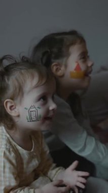 Yüzlerinde Mimarlık temalı çizimler olan iki neşeli küçük kız. Mimarlık konsepti