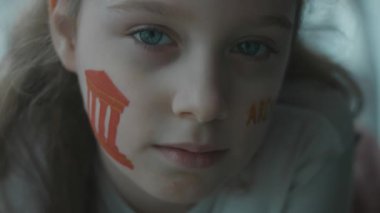 Yüzüne antik bir bina çizen çok tatlı bir kız. Mimarlık konsepti. Kapat..