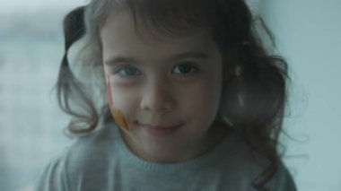 Ortaçağ şatosu şirin küçük bir kızın yüzüne resim çiziyor. Dans etmek ve anlamlı olmak. Mimarlık konsepti