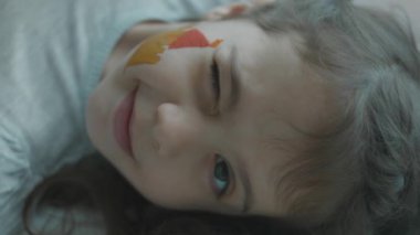 Yüzüne ortaçağ şatosu çizilmiş neşeli küçük bir kız. Mimarlık konsepti