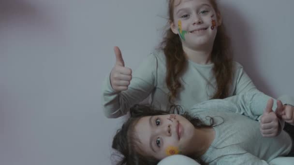 两个可爱而快乐的小女孩 画着关于农业的图画 显示超级标志 农业概念 — 图库视频影像