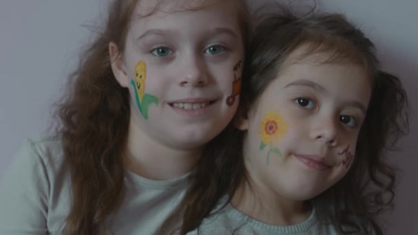 两个可爱而快乐的小女孩 画着关于农业的图画 农业概念 慢动作 — 图库视频影像