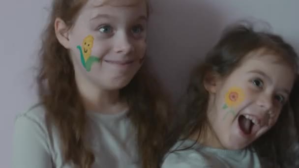 Δύο Χαριτωμένα Χαρούμενα Κοριτσάκια Ζωγραφιές Στο Θέμα Της Γεωργίας Κάνει — Αρχείο Βίντεο