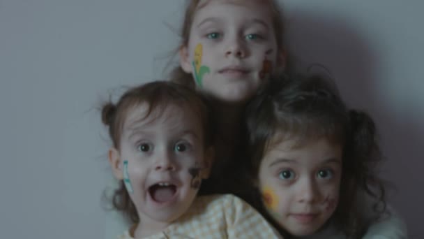 Deux Mignonnes Petites Filles Sérieuses Avec Des Dessins Sur Thème — Video