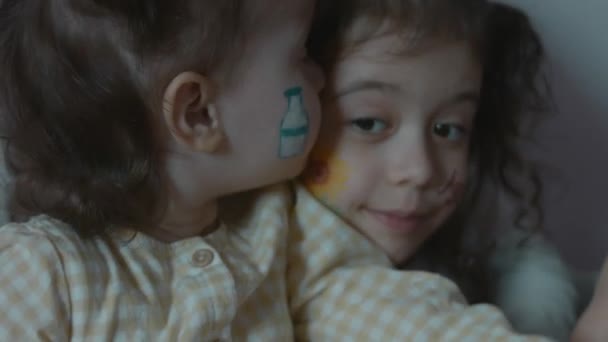 農業をテーマにした絵を描いた2人のかわいい陽気な少女 一人の姉がもう一人のキスをする 農業コンセプト — ストック動画