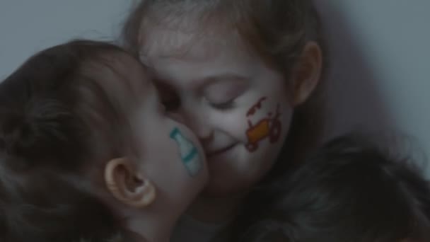 農業をテーマにした絵を描いた3人のかわいい陽気な少女 一人の姉がもう一人のキスをする 農業コンセプト — ストック動画