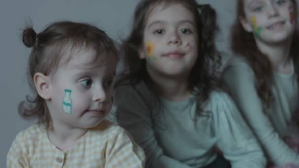 Три Милые Веселые Маленькие Девочки Рисунками Тему Сельского Хозяйства Одна — стоковое видео