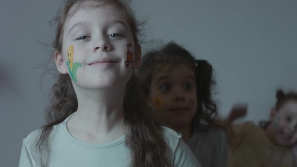Drei Niedliche Fröhliche Kleine Mädchen Mit Zeichnungen Zum Thema Landwirtschaft — Stockvideo