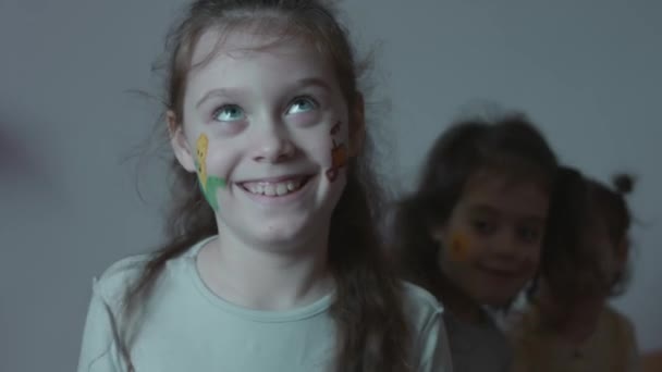 Három Aranyos Vidám Kislány Rajzokkal Mezőgazdaság Témájában Vicces Arcokat Vágsz — Stock videók
