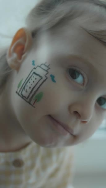 Petite Fille Mignonne Sérieuse Avec Bâtiment Moderne Dessinant Sur Son — Video