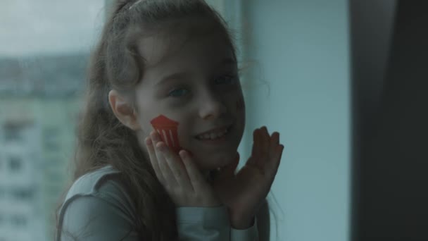 Joyeux Mignon Petite Fille Avec Bâtiment Antique Dessin Sur Son — Video