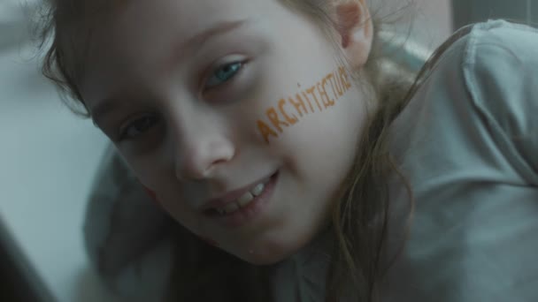 笑着可爱的小女孩 脸上挂着建筑学题词 建筑概念 — 图库视频影像