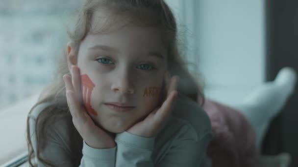 Ernstes Süßes Kleines Mädchen Mit Antiken Bauzeichnungen Auf Ihrem Gesicht — Stockvideo