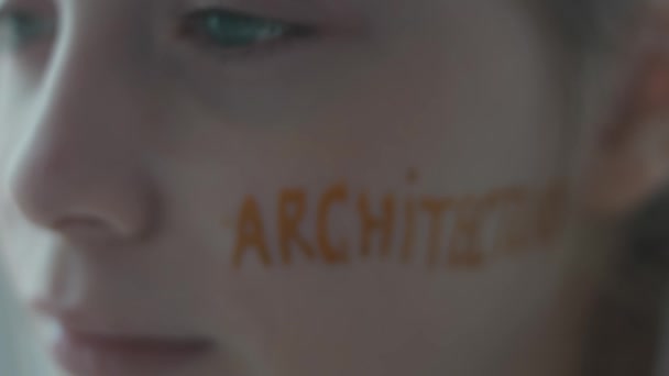 Серйозна Мила Дівчинка Архітектурним Написом Обличчі Концепція Архітектури — стокове відео