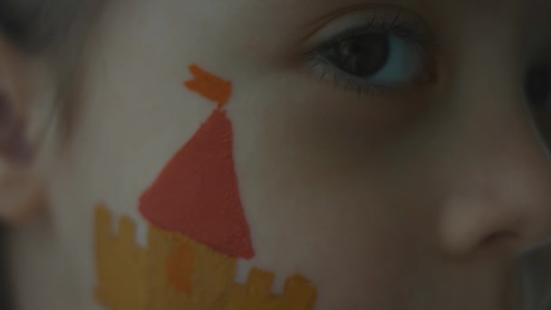 Ortaçağ Şatosu Şirin Küçük Bir Kızın Yüzüne Resim Çiziyor Mimarlık — Stok video