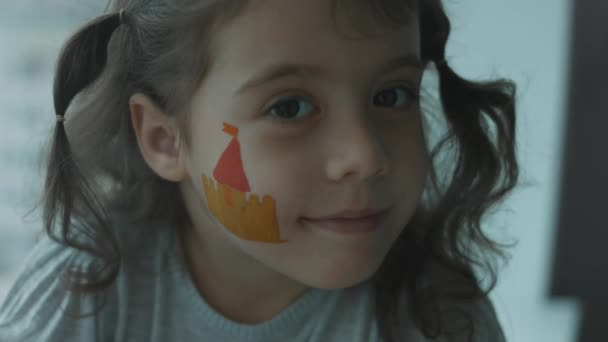 Весела Мила Дівчинка Середньовічним Замком Малює Обличчі Дає Повітряний Поцілунок — стокове відео