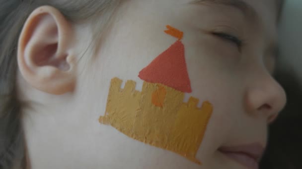 Μεσαιωνικό Κάστρο Σχέδιο Στο Πρόσωπο Ενός Χαριτωμένου Μικρού Κοριτσιού Αρχιτεκτονική — Αρχείο Βίντεο