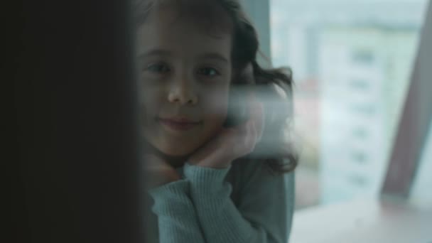 Joyeux Petite Fille Mignonne Avec Dessin Château Médiéval Sur Son — Video