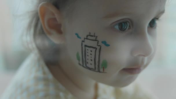 Nowoczesny Budynek Rysunek Twarzy Cute Little Girl Koncepcja Architektury — Wideo stockowe