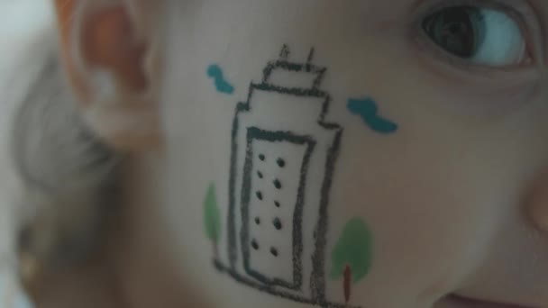 现代建筑画在一个可爱的小女孩的脸上 建筑概念 — 图库视频影像