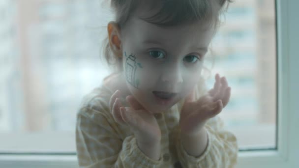 Petite Fille Mignonne Avec Bâtiment Moderne Dessinant Sur Son Visage — Video