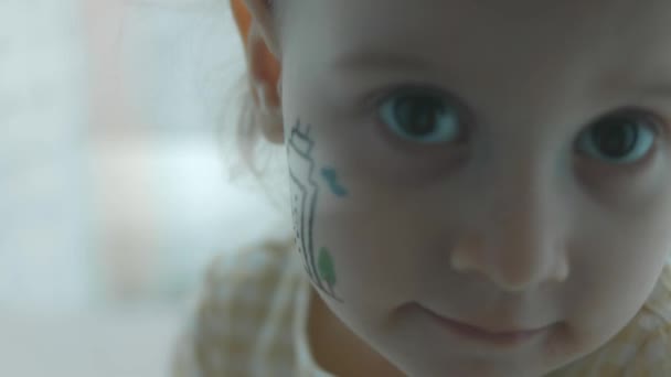 Smilende Sød Lille Pige Med Moderne Bygning Tegning Hendes Ansigt – Stock-video
