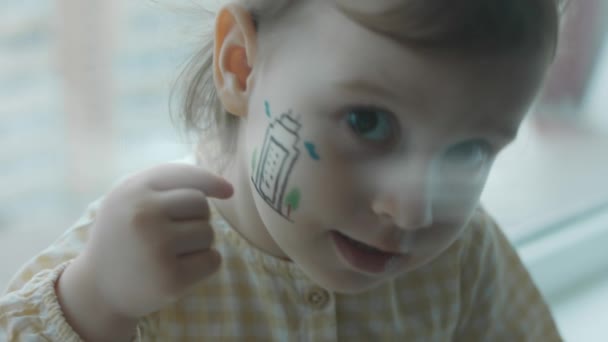 Sorridente Graziosa Bambina Con Moderno Edificio Disegno Sul Suo Viso — Video Stock
