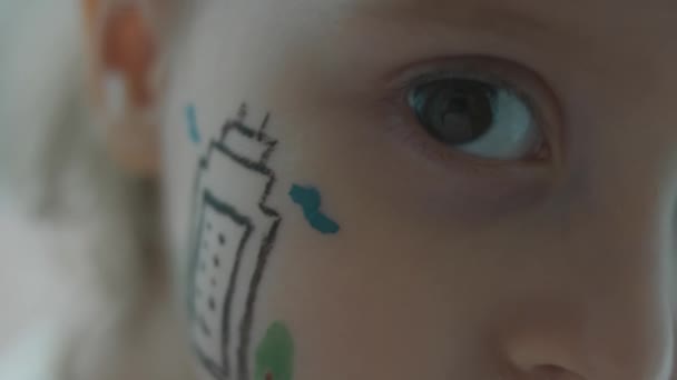 Küçük Sevimli Bir Kızın Yüzüne Modern Bir Bina Çizimi Gözleri — Stok video