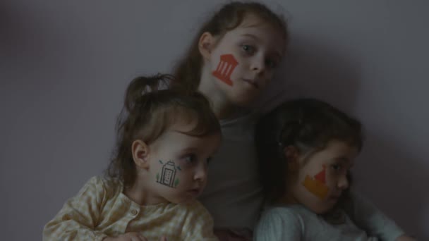 Trzy Poważne Słodkie Dziewczynki Rysunkami Motywem Architektury Ich Twarzach Koncepcja — Wideo stockowe