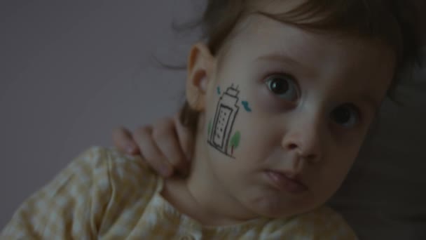 Drei Ernst Nehmende Kleine Mädchen Mit Zeichnungen Zum Thema Architektur — Stockvideo