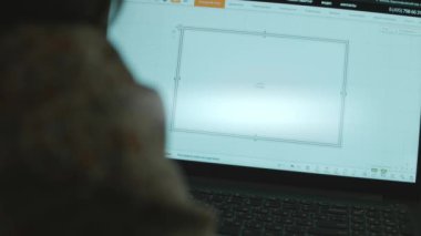 Bir bilgisayar uygulaması üzerinde ev tasarımı mimari projesi çizen mimar, bir şablon zemin çizimi çizimini gösterir.