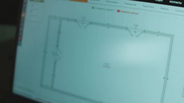 Bir bilgisayar uygulaması üzerinde ev tasarımı mimari projesi çizen mimar, bir şablon zemin çizimi çizimini gösterir.