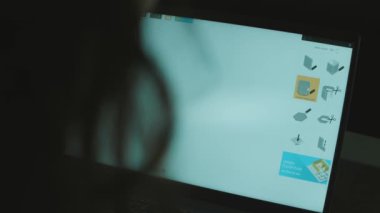 Bir ev tasarımı mimarisi projesi çizen kişi