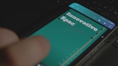 Yenilikçi alanlar akıllı telefondaki yazıtlar. Mobil uygulama üzerinde bir reklam tasarımı yapan tasarımcı