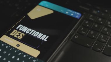 Akıllı telefondaki işlevsel tasarım yazıtları. Mobil uygulama üzerinde bir reklam tasarımı yapan tasarımcı