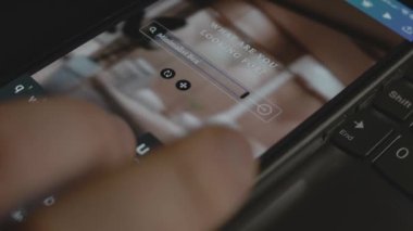 Akıllı telefondaki minimalist güzellik yazıları. Mobil uygulama üzerinde bir reklam tasarımı yapan tasarımcı