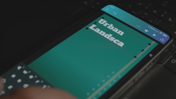 Inscrição Paisagens Urbanas Smartphone Designer Fazendo Design Anúncio Aplicativo Móvel — Vídeo de Stock