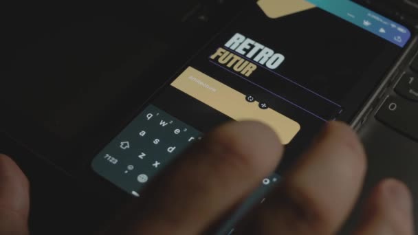 Ретро Футуристическая Надпись Смартфоне Мбаппе Создает Дизайн Рекламы Мобильном Приложении — стоковое видео