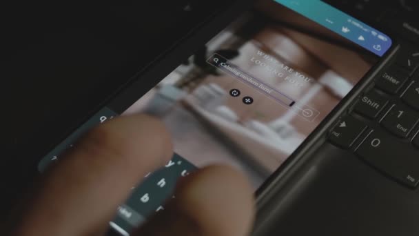 Успокаивающая Мебельная Надпись Смартфоне Мбаппе Создает Дизайн Рекламы Мобильном Приложении — стоковое видео