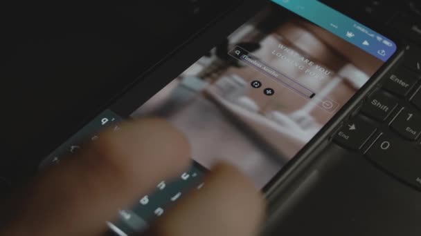 Időtlen Esztétika Felirat Okostelefonon Hirdetéstervező Mobil Alkalmazáson — Stock videók