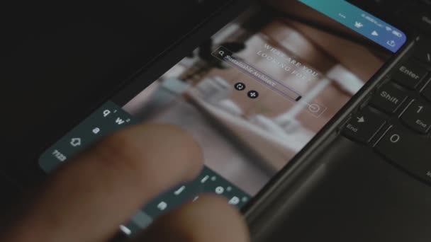 スマートフォンの持続可能なアーキテクチャの碑文 モバイルアプリで広告デザインを行うデザイナー — ストック動画